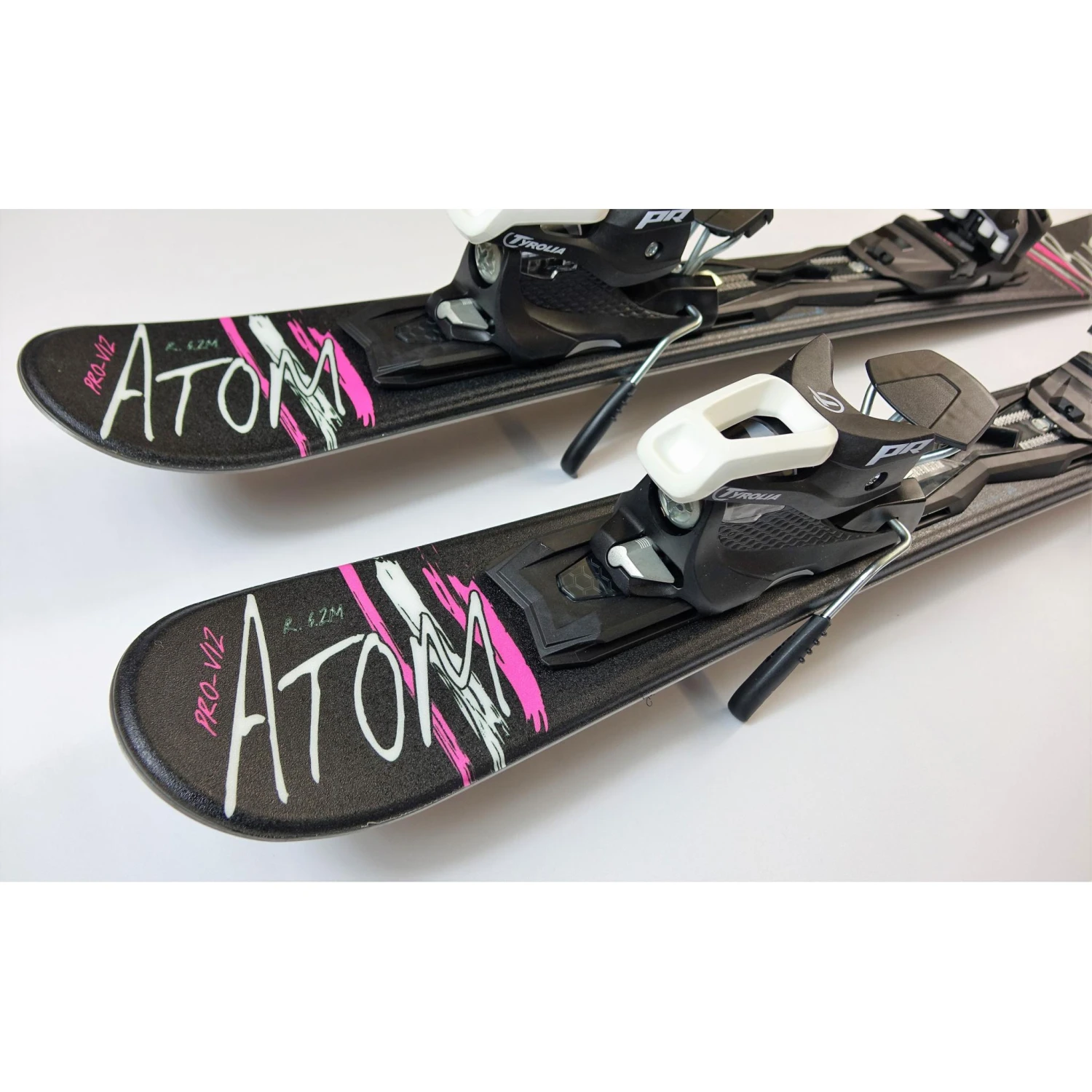 Buzz Atom V12 Black/Pink 99cms Snow Blade Ski Board C/w Tyrolia Bindings IN-STOCK 7 Buzz Atom V12 Black/Pink 99cms Snow Blade Ski Board C/w Tyrolia Bindings IN-STOCK - Image 5