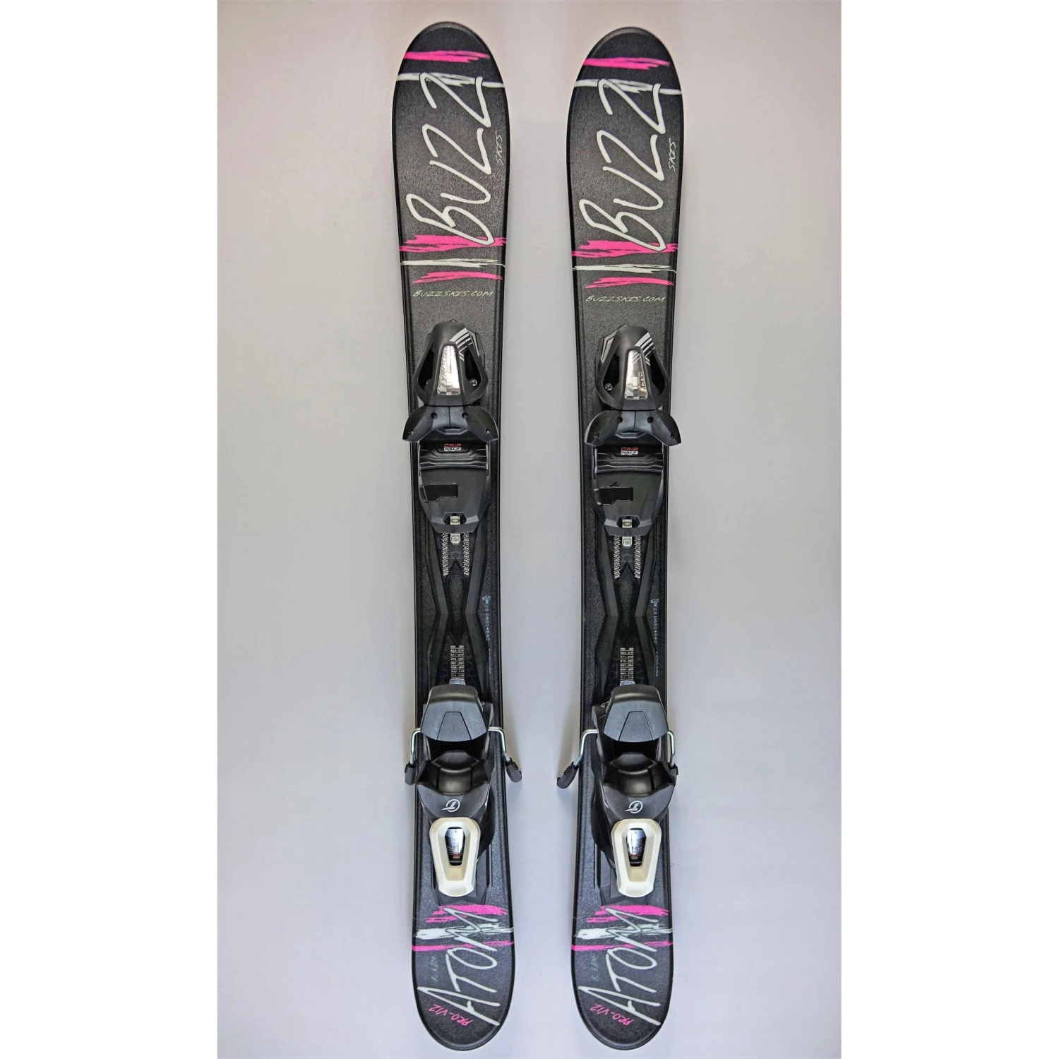 Buzz Atom V12 Black/Pink 99cms Snow Blade Ski Board C/w Tyrolia Bindings IN-STOCK 3 Buzz Atom V12 Black/Pink 99cms Snow Blade Ski Board C/w Tyrolia Bindings IN-STOCK