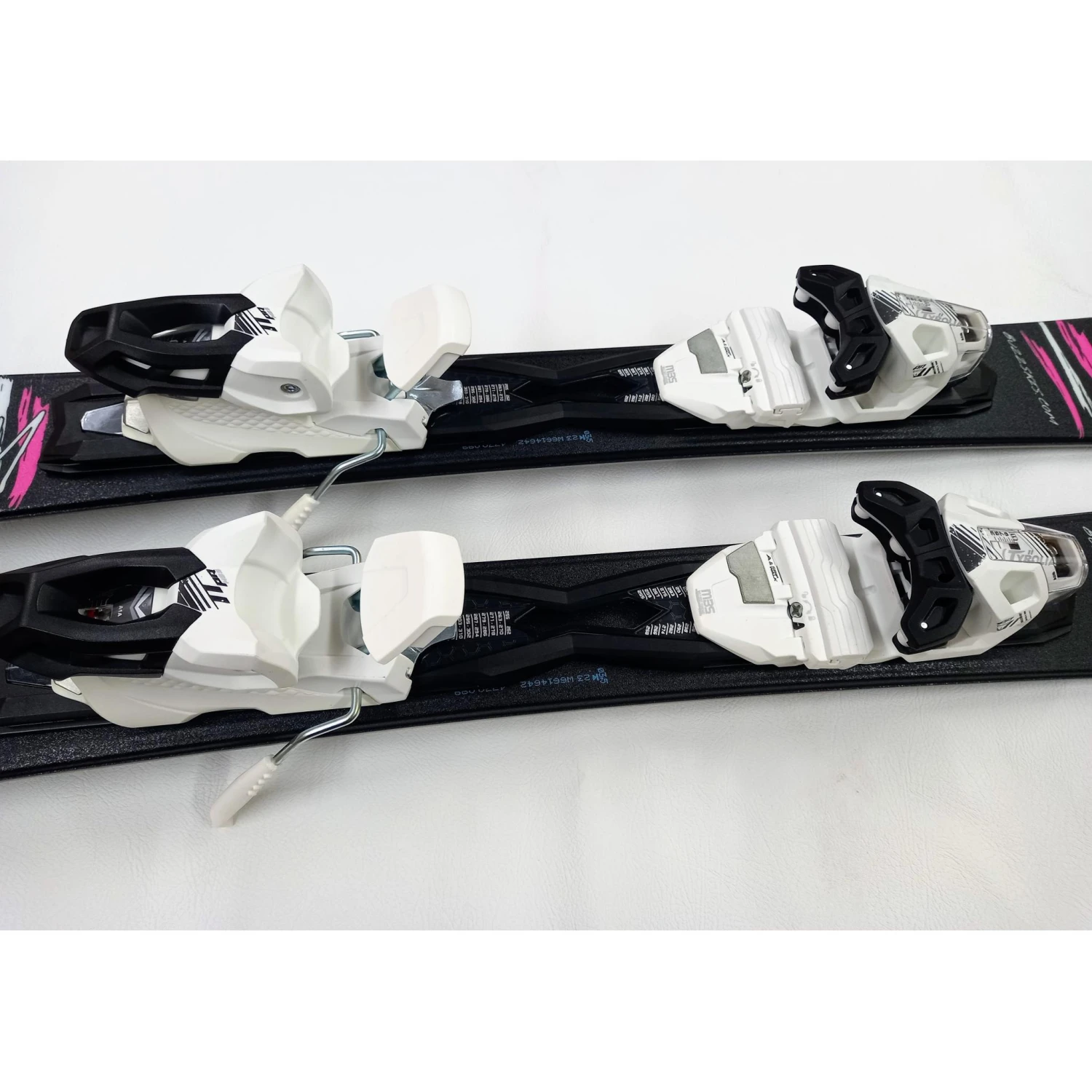 Buzz Atom V12 Black/Pink 99cms Snow Blade Ski Board C/w Tyrolia Bindings IN-STOCK 5 Buzz Atom V12 Black/Pink 99cms Snow Blade Ski Board C/w Tyrolia Bindings IN-STOCK - Image 3